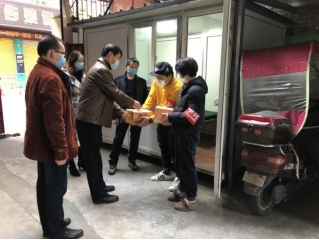 党总支书记慰问家属院新冠肺炎防控值守人员