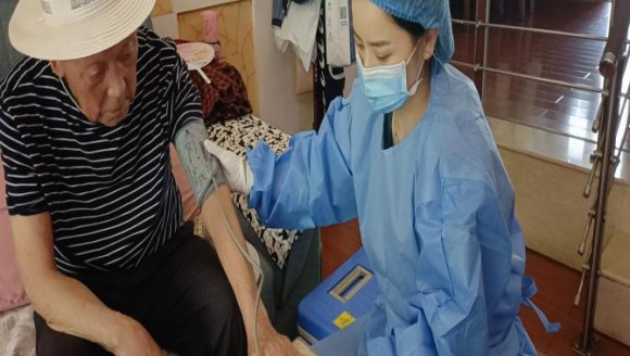 大邑县妇幼保健院为93岁高龄老人上门 接种新冠疫苗